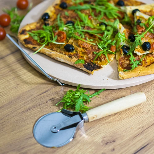 Πέτρα ψησίματος πίτσας με λαβή και κόφτη πίτσας, από κορδιερίτη, στρογγυλή 33 cm - 16