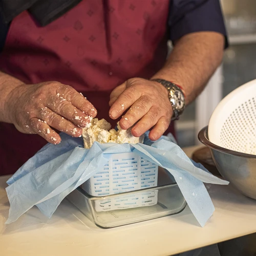 Τετράγωνο καλούπι τυροκομίας 11 x 11 x 8,5 cm για 500 g - 2