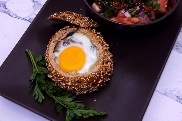 Αυγό ψημένο σε ψωμάκι