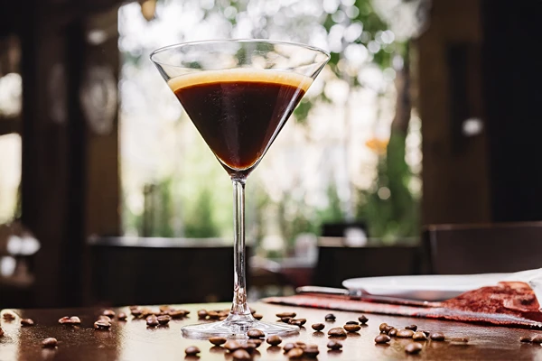 Espresso Martini - κομψό κοκτέιλ με άρωμα καφέ