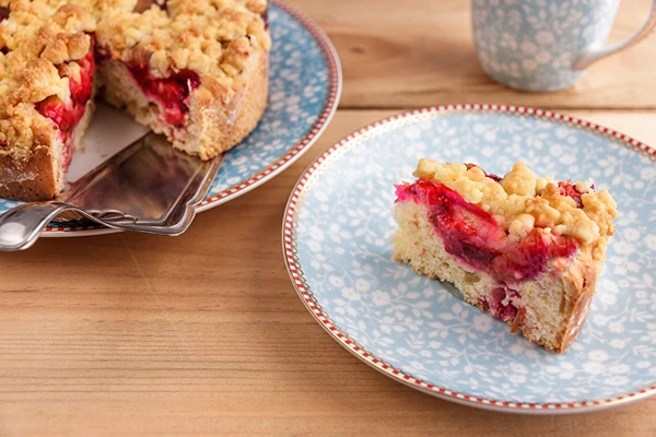 Γλυκό με μαγιά χωρίς ζύμωμα με φράουλες