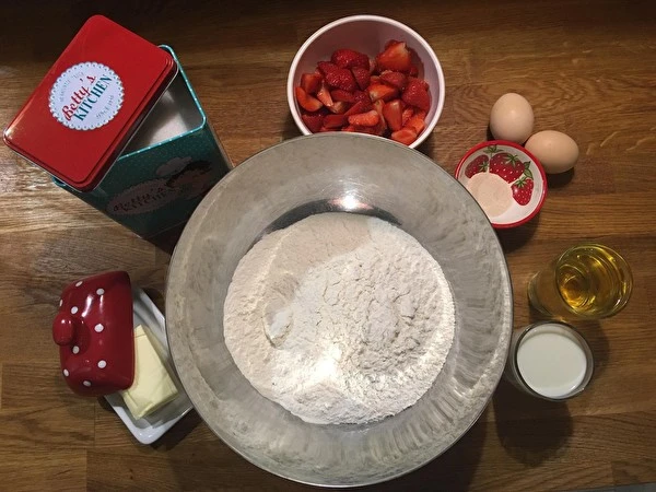 Γλυκό με μαγιά χωρίς ζύμωμα με φράουλες