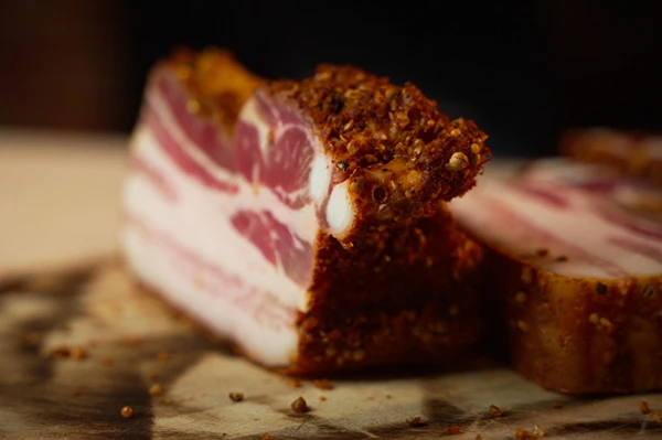 Καπνιστή πανσέτα σε στιλ παστράμι