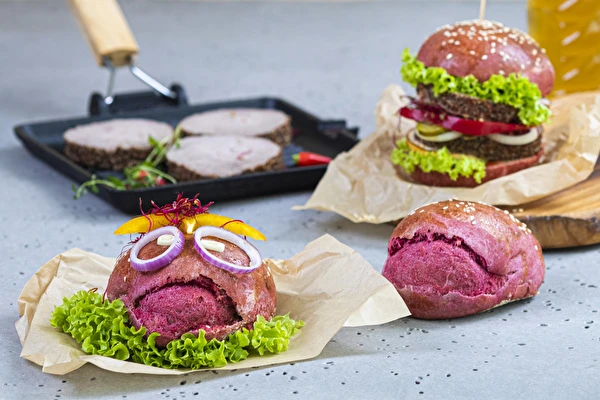 Κόκκινα ψωμάκια με παντζάρι