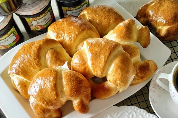 Κρουασανάκια σπέλτας με μαγιά και μαρμελάδα