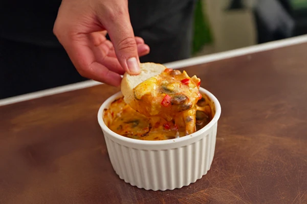 Λιωστό καμαμπέρ με μαρμελάδα ροδάκινου