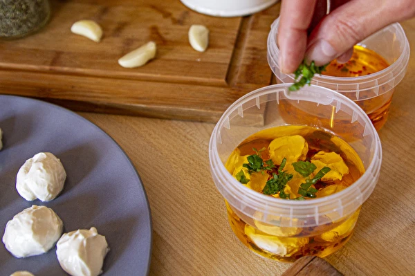 Μπαλάκια γιαουρτιού σε ελαιόλαδο με μπαχαρικά