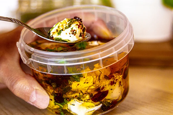 Μπαλάκια γιαουρτιού σε ελαιόλαδο με μπαχαρικά