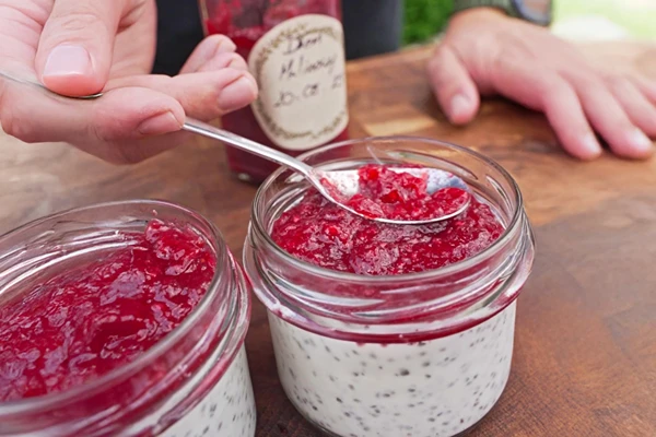 Πουτίγκα chia με καρύδα και μαρμελάδα σμέουρου