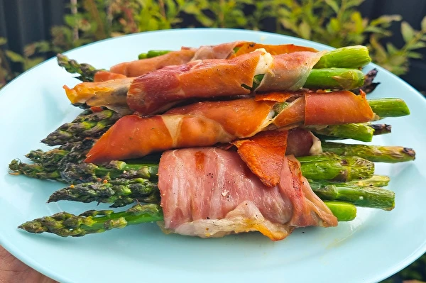 Πράσινα σπαράγγια με προσούτο Πάρμας στο γκριλ αερίου