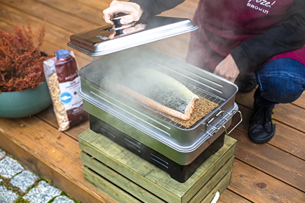 Σολομός καπνιστός με ζεστό κάπνισμα