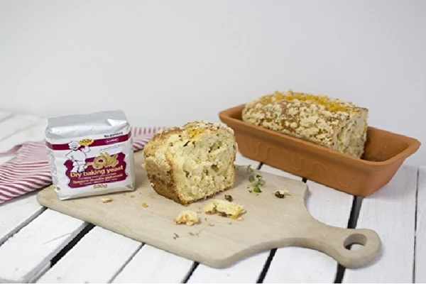 Σπιτικό κέικ με μαγιά, με φραγκοστάφυλα και τριφτή επικάλυψη