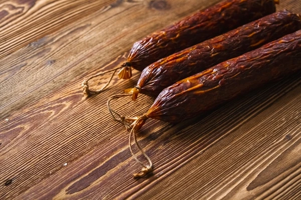 Σπιτικό λουκάνικο Κρακοβίας – καπνιστό