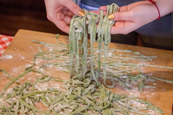 Ζυμαρικά με σπανάκι, τυρί τύπου quark και μπέικον