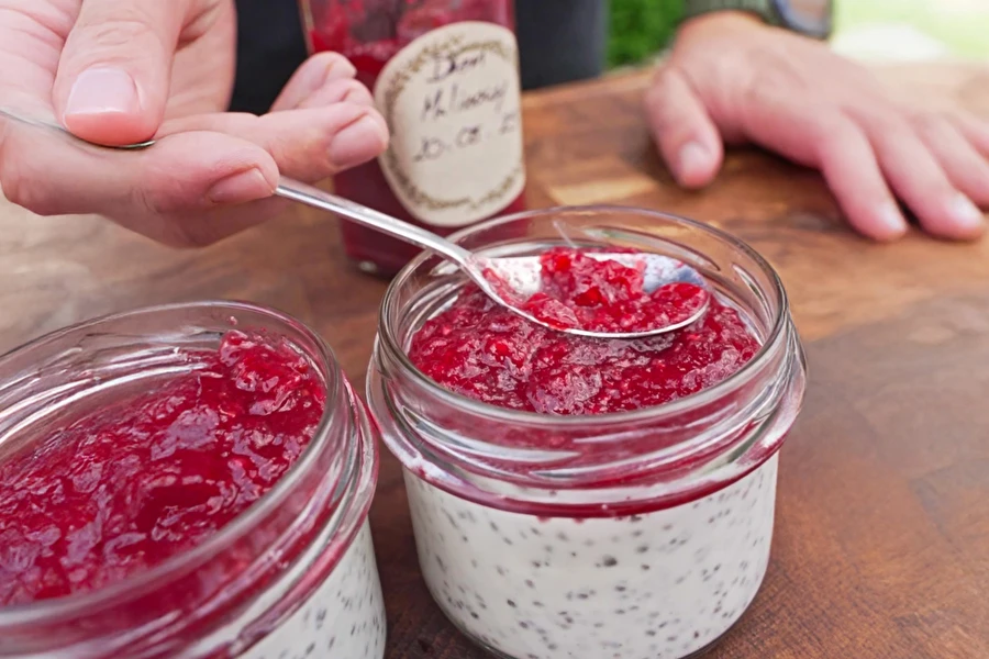 Πουτίγκα chia με καρύδα και μαρμελάδα σμέουρου