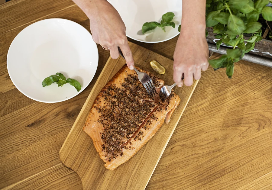 Σολομός καπνιστός με ζεστό κάπνισμα